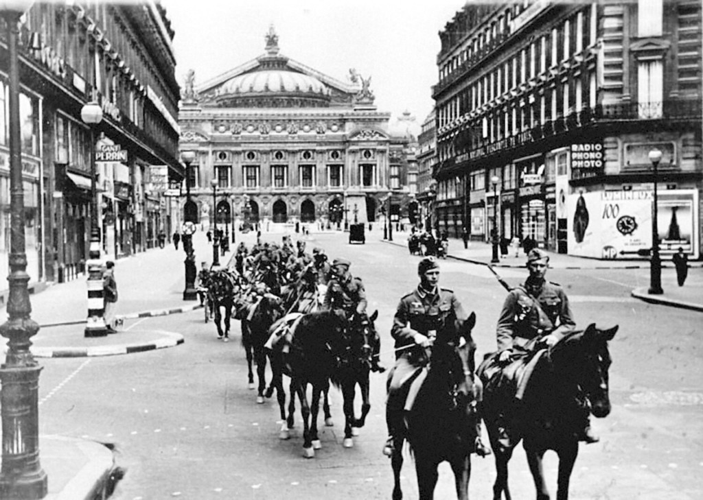 Cavalerie allemande en patrouille av de l'Opéra. A Gche, la rue Daunou