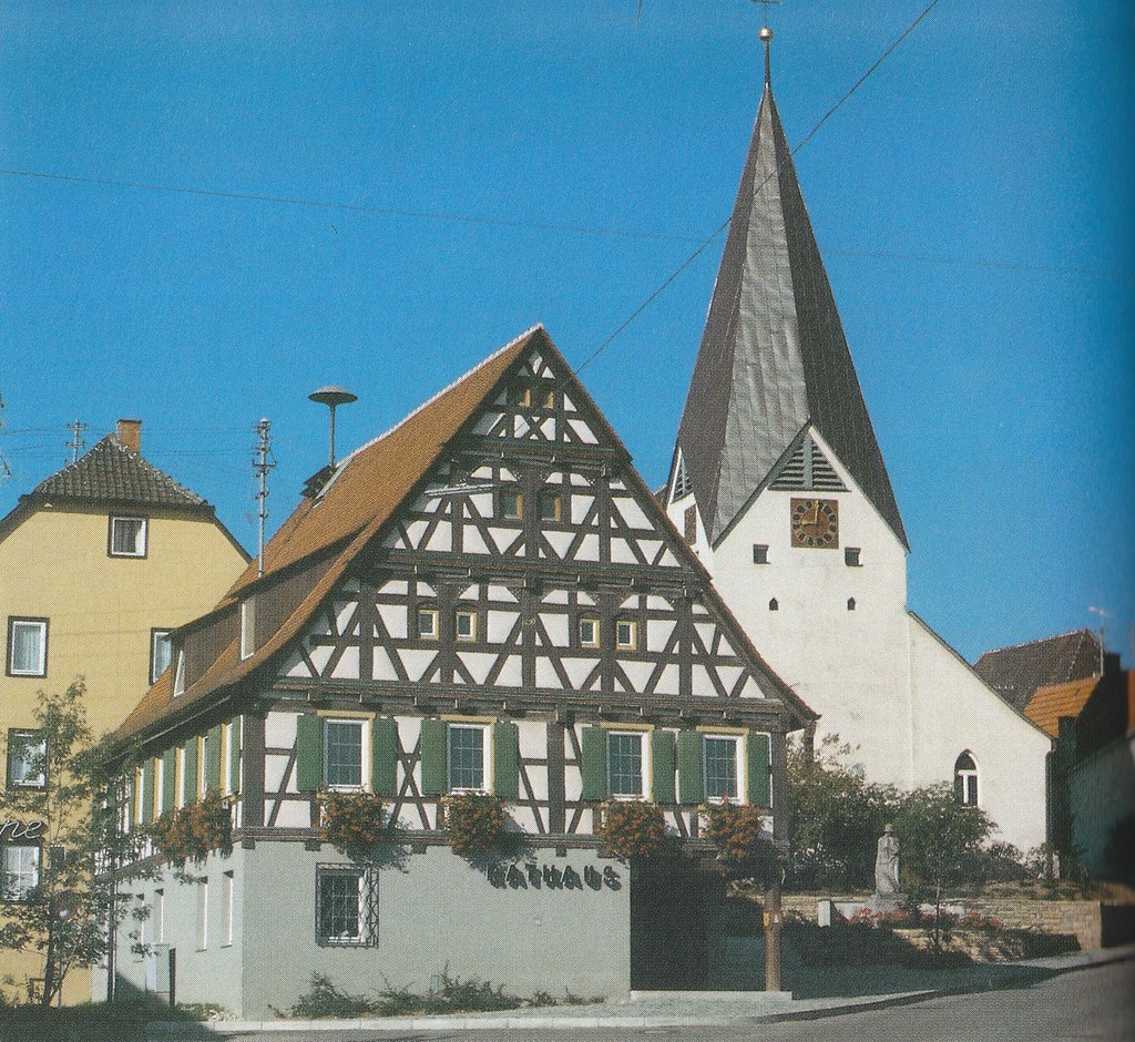Rathaus und Kirche in Hattenhofen