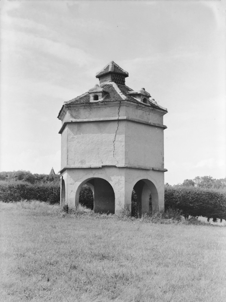 Château de Marignan à Bars : colombier octogonal sur arcades, lanternon