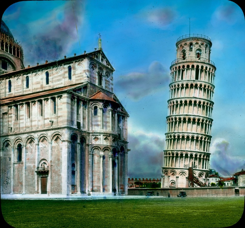 Piazza del Duomo: veduta parziale della Cattedrale e del Campanile. Pisa - Torre pendente
