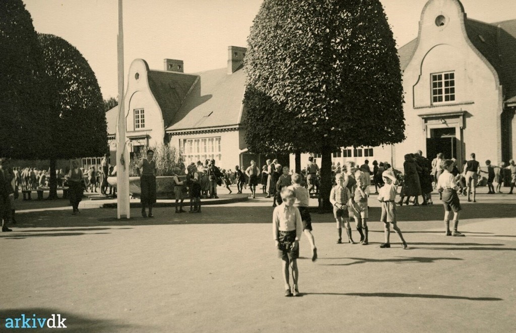 Drenge holder frikvarter i skolegården foran pavillonbygningerne til Skovshoved Skole