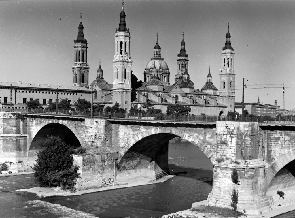 Zaragoza, Puente de Piedra con el Pilar al fondo