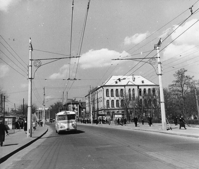 Тролейбус в районі Петропавлівської площі
