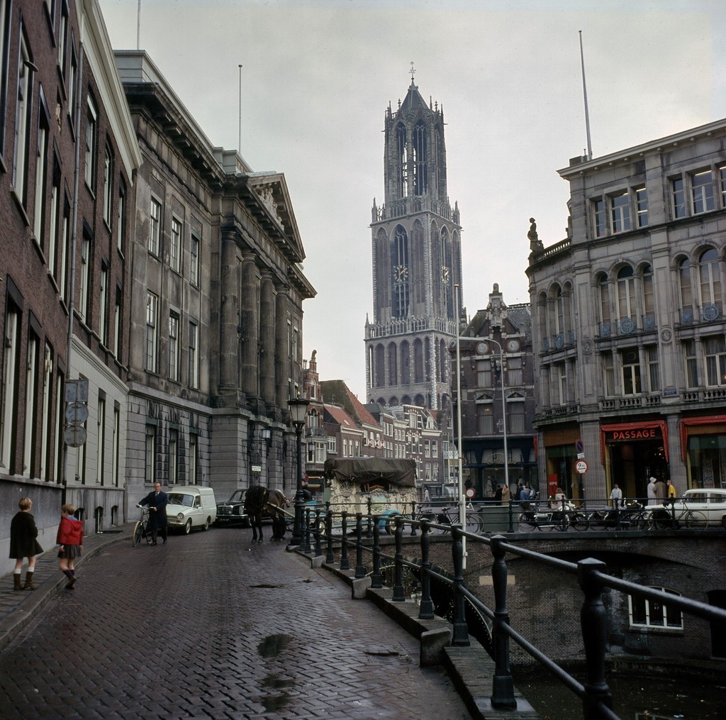 Zicht op het Stadhuis, de Vismarkt en de Domtoren, gezien vanaf de Oudegracht