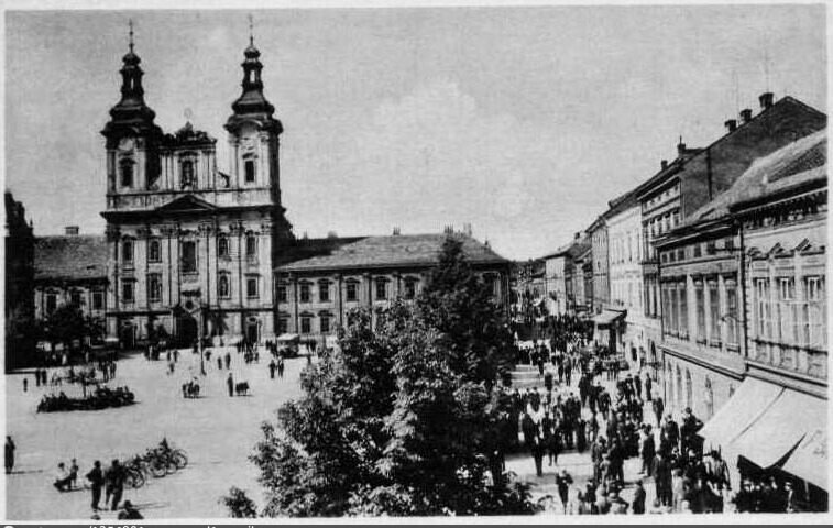 Uherské Hradiště. Pohled na část náměstí s kostelem