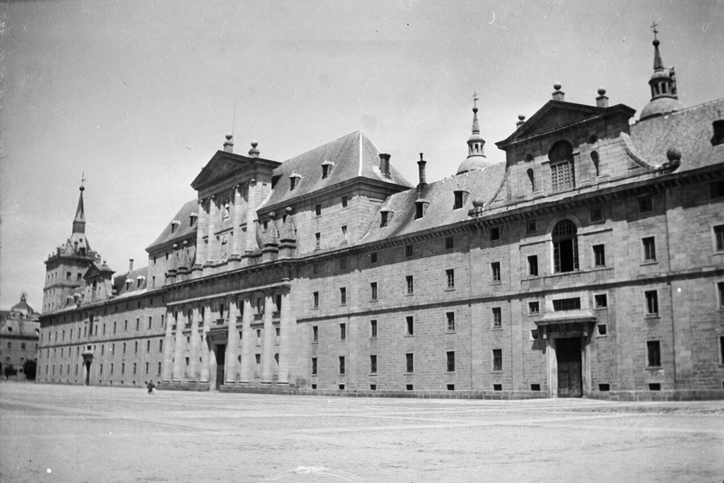 El Escorial, Fachada real del monasterio