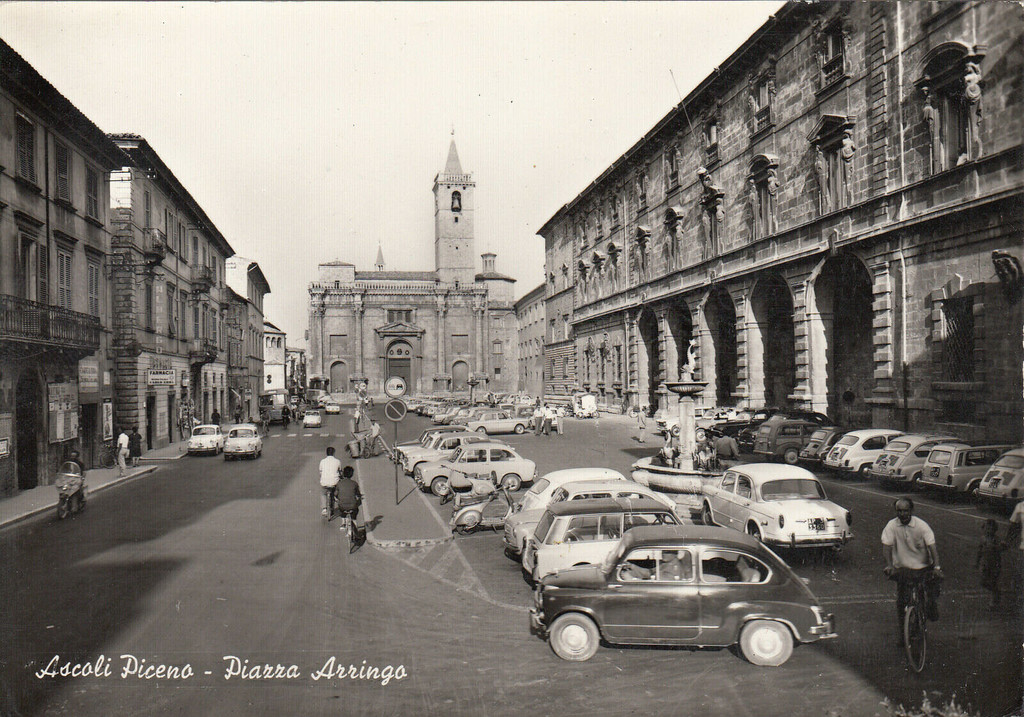 Ascoli Piceno, Piazza Arringo