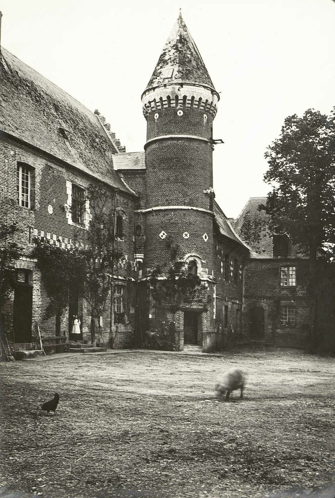 Le manoir de Fontaine-les-Blangy : la façade sur cour et la tour