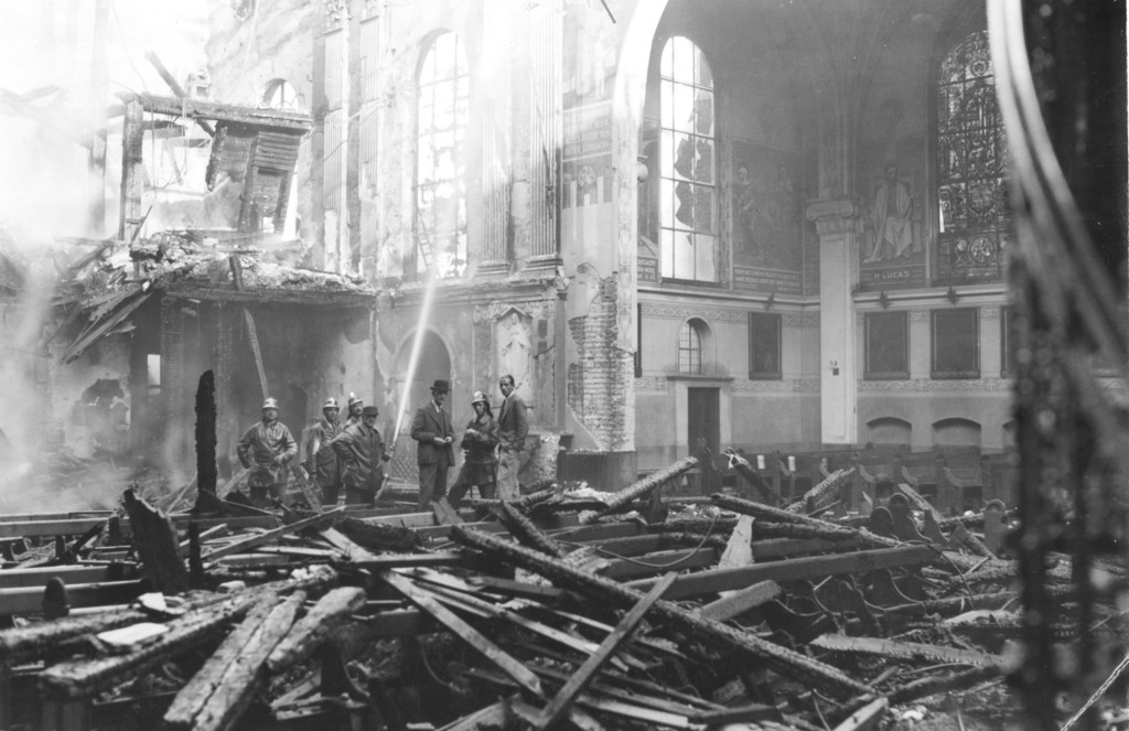 Interieur van de St.Petruskerk aan de Langebrug, na de brand
