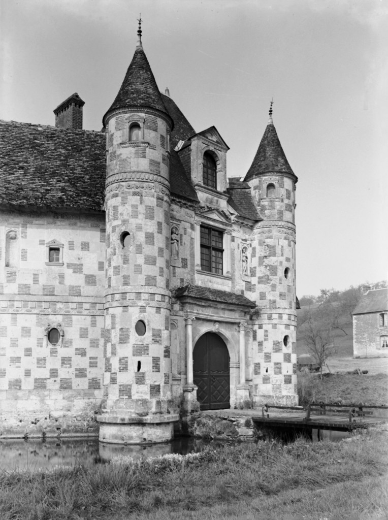 Château de Saint-Germain-de-Livet : pont-levis