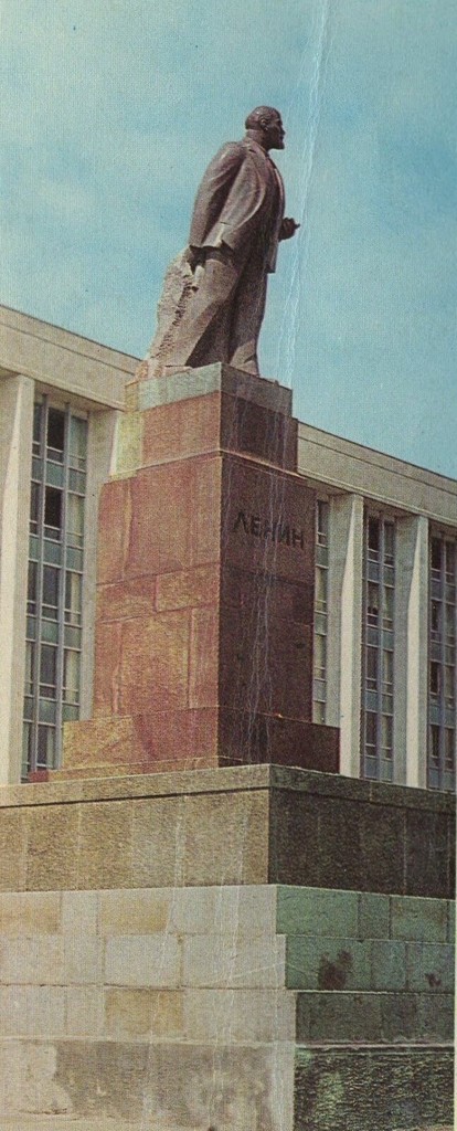 Monumentul lui Lenin pe Piața Victoriei