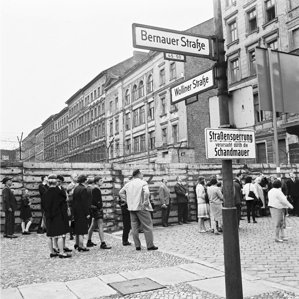 West- und Ost-Berlin. Bernauer Straße Ecke Wolliner Straße (mit zugemauerten Fenstern)