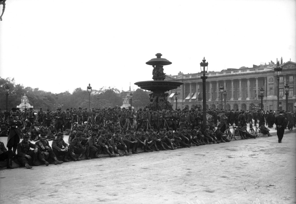 Rassemblement de militaires sur la Place de la Concorde