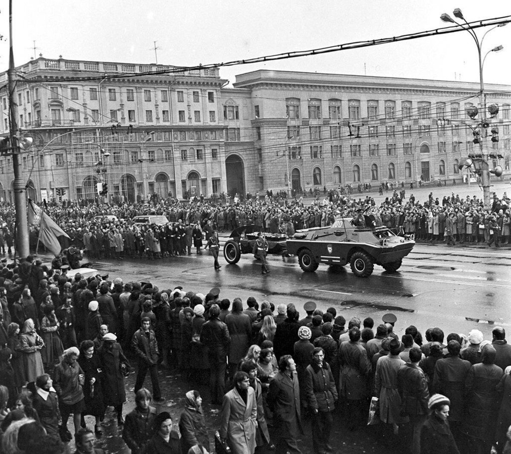 Траурная процессия по случаю смерти П.М. Машерова на Ленинском проспекте