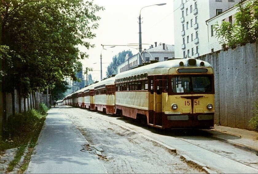 Внепіковий відстій трамваїв біля паркану Лук'янівського депо