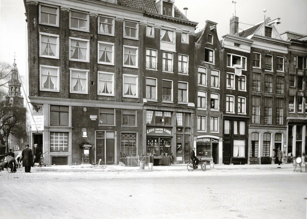 Prins Hendrikkade 151-156 tijdens de verbreding van de kade. Links Kalkmarkt met de Montelbaanstoren