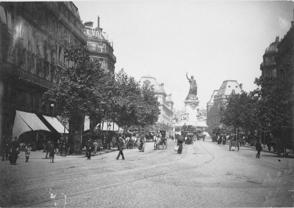 Statue de la République vue depuis la rue du Temple