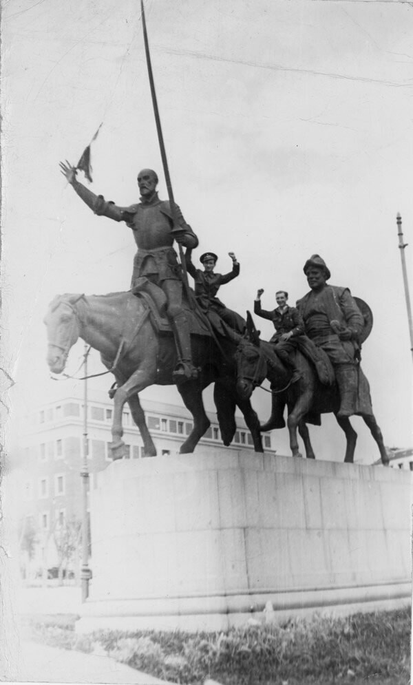 Dos miembros de las XI Brigada Internacional junto a la escultura de Don Quijote y Sancho Panza