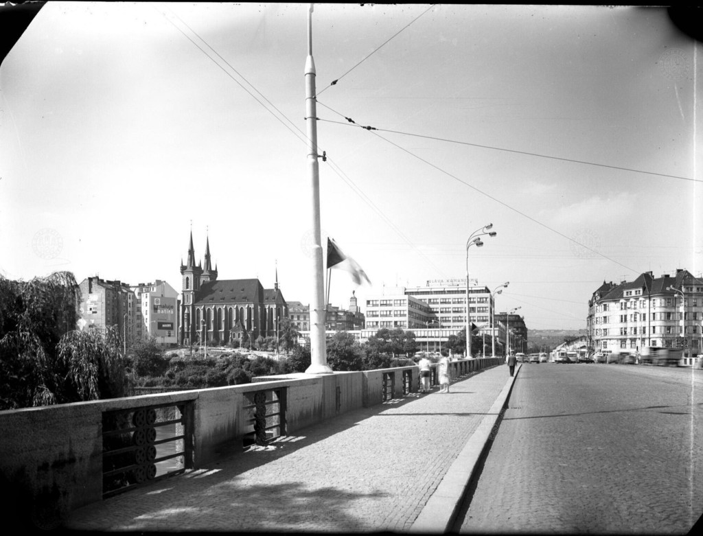 Panoramatický pohled od Hlávkova mostu na část Holešovic