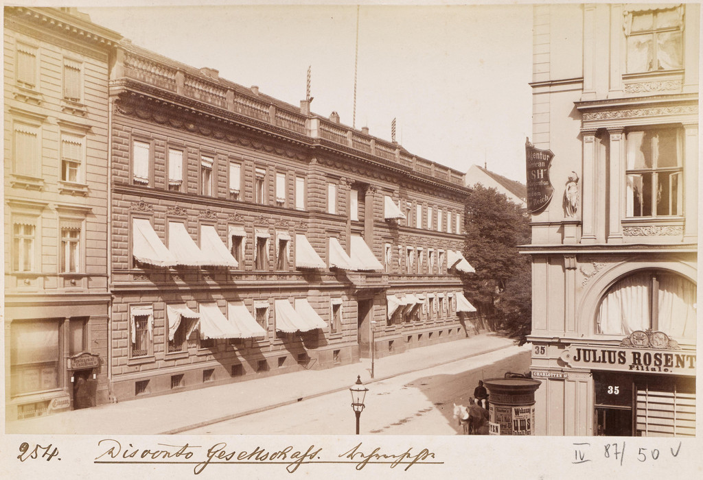 Blick auf das Gebäude der Discontogesellschaft in der Behrenstraße 43/44