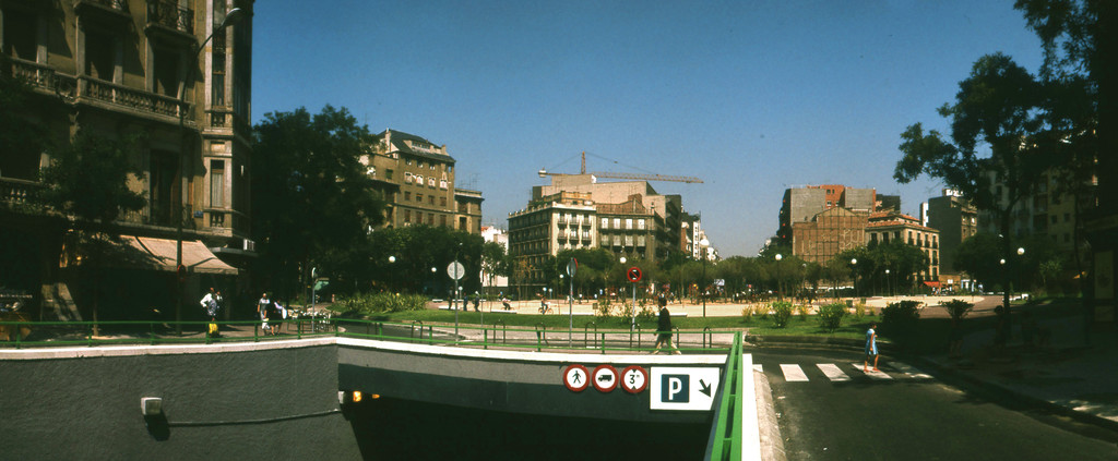 Plaza de Olavide, recién inaugurada tras el derribo del mercado, con la entrada al paso suterráneo