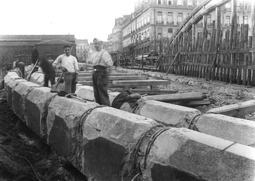 Démolition de pont Maudit lors des travaux de comblement de la Loire