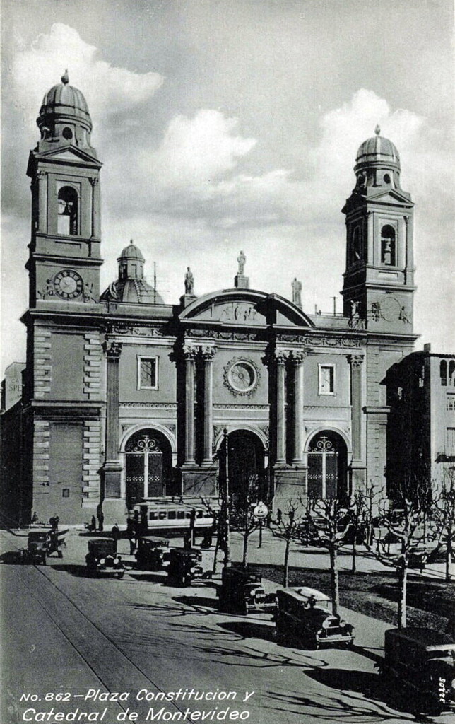 Montevideo. Plaza Constitucion y Catedral