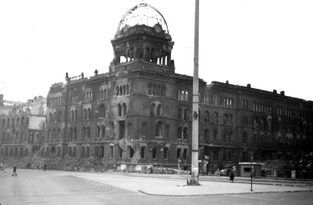 Alexanderplatz: die Ruinen des Polizeipräsidiums