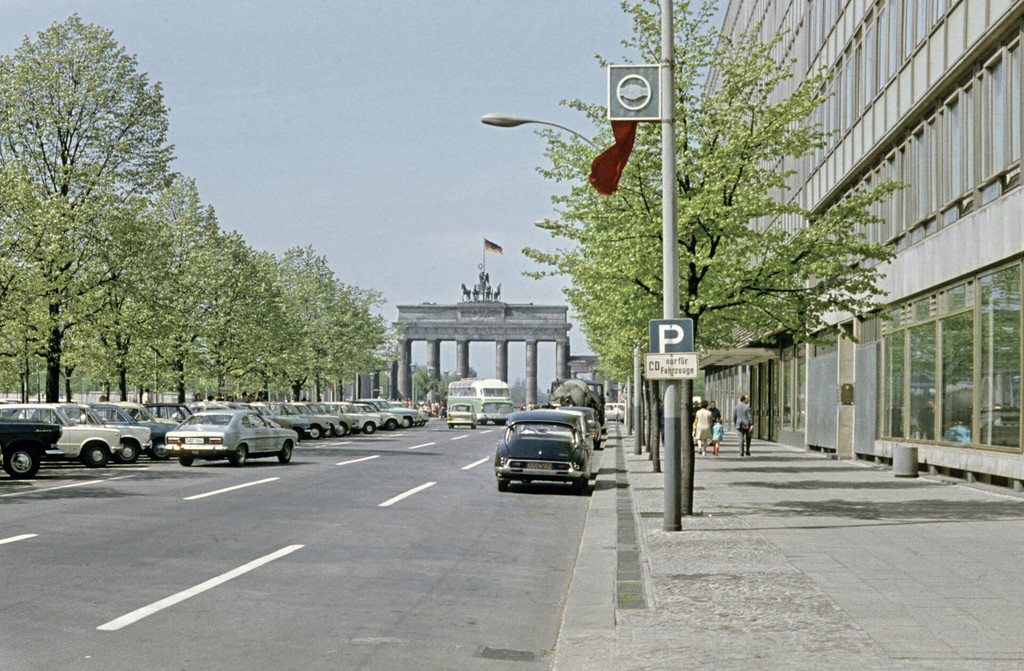 Ost Berlin. Brandenburger Tor. Unter den Linden