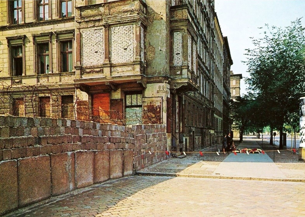 West- und Ost-Berlin. Bernauer Straße Ecke Wolliner Straße (mit zugemauerten Fenstern)