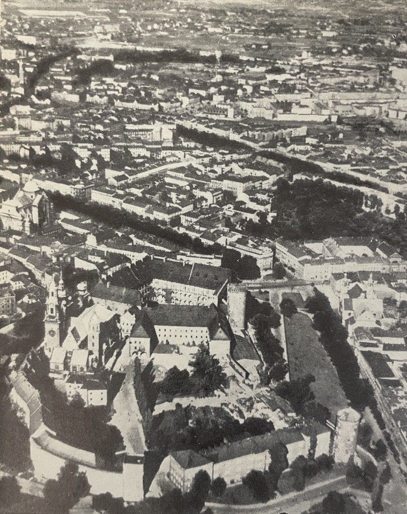 Widok na centralną część Krakowa. Na pierwszym planie Wawel
