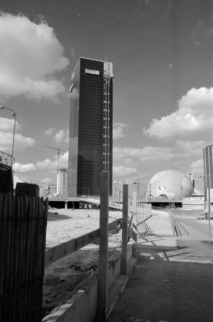 Centre d'affaires de La Défense, en face du gratte-ciel de la Tour FIAT