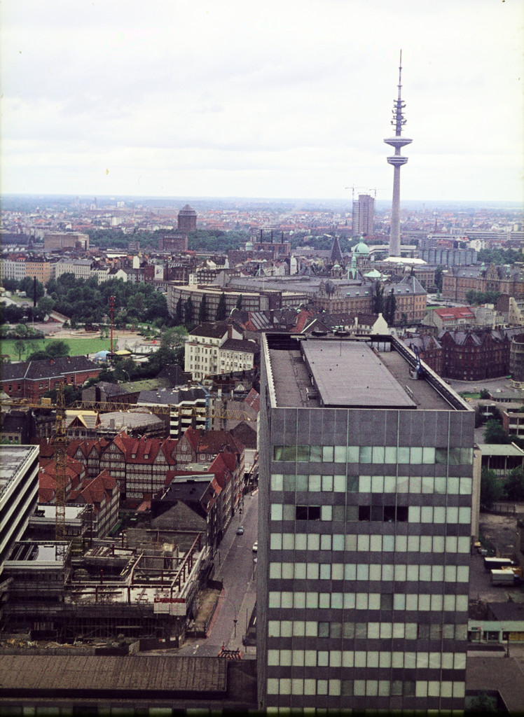 Blick vom Turm der Hauptkirche Sankt Michaelis auf den Heinrich-Hertz-Turm