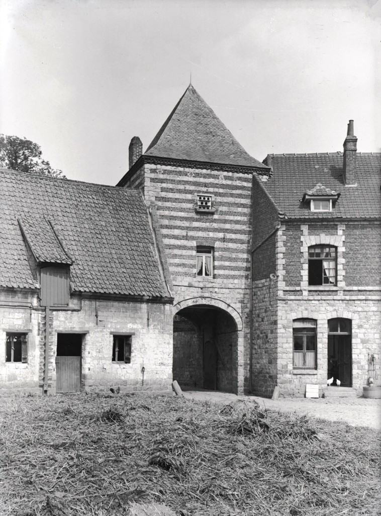 Château d'Olhain à Fresnicourt-le-Dolmen : colombier-porche carré