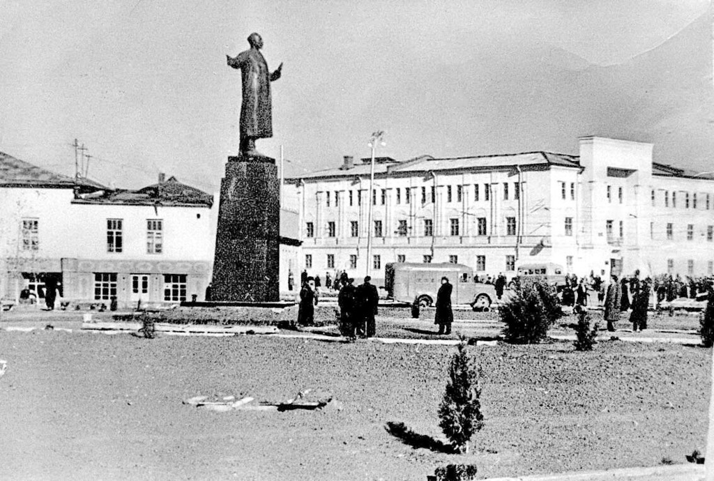 Памятник Юлдашу Ахунбабаеву