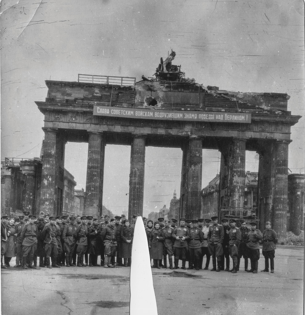 Sowjetische Soldaten am Brandenburger Tor