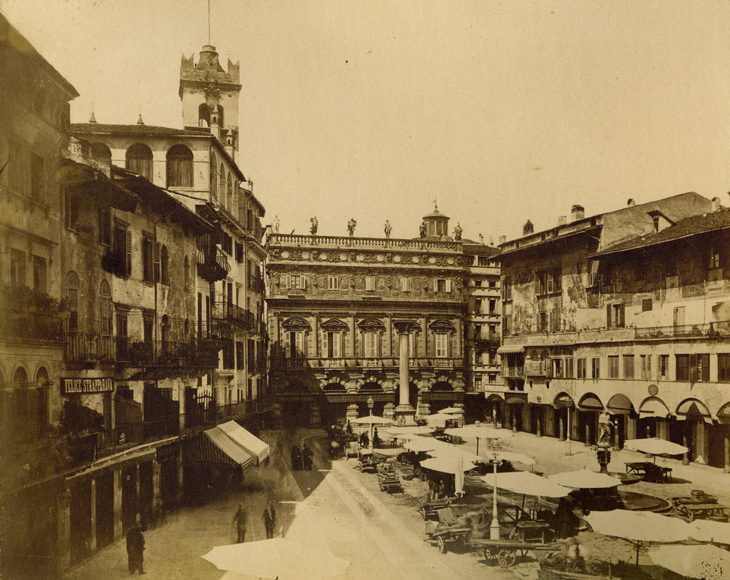 Piazza dell Erbe. Verona.