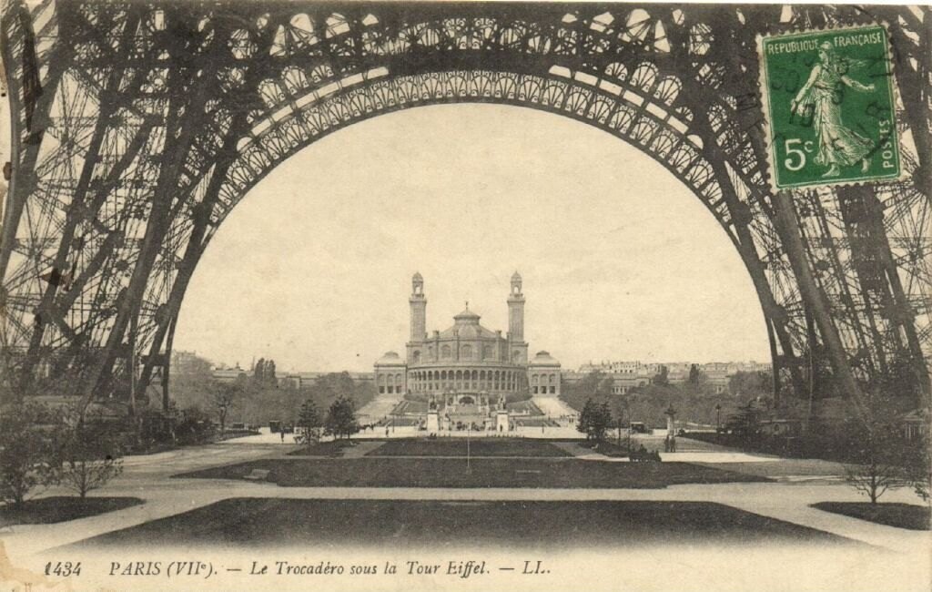 Le Trocadéro sous la Tour Eiffel