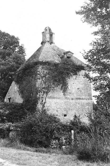 Restes de l'ancien château du Grand Launay : pigeonnier carré couvert d'un lanternon, façades sud et ouest