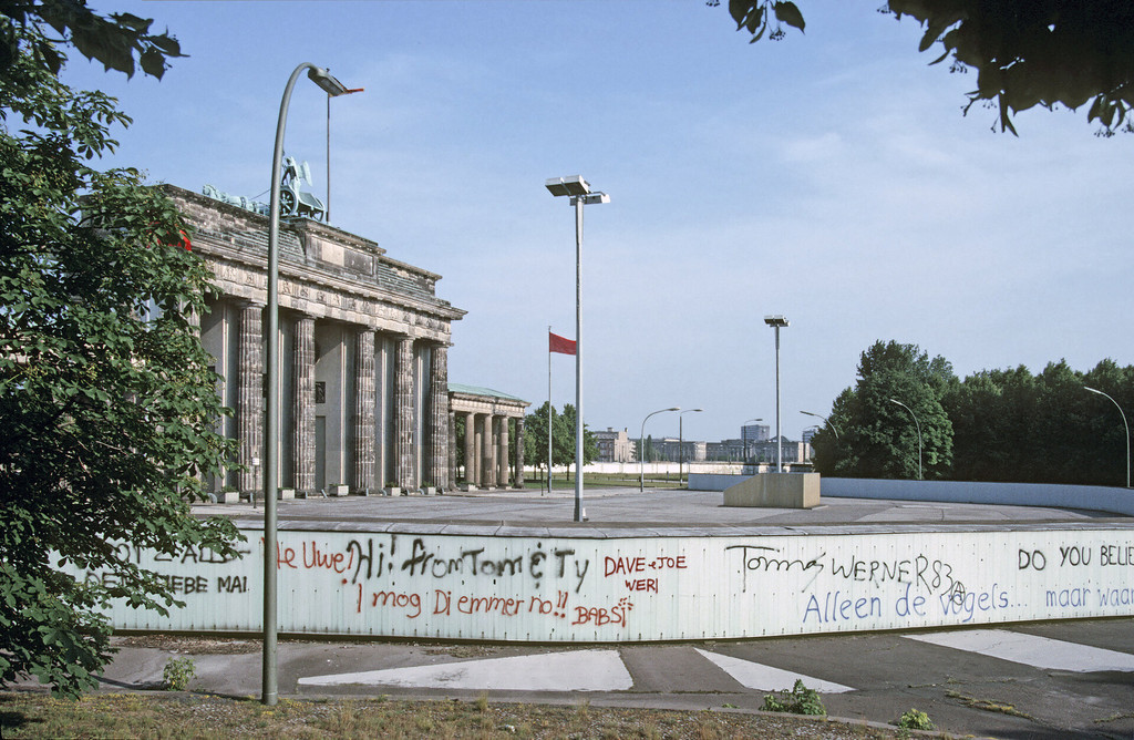 West-Ost Berlin. Brandenburger Tor. Mauer