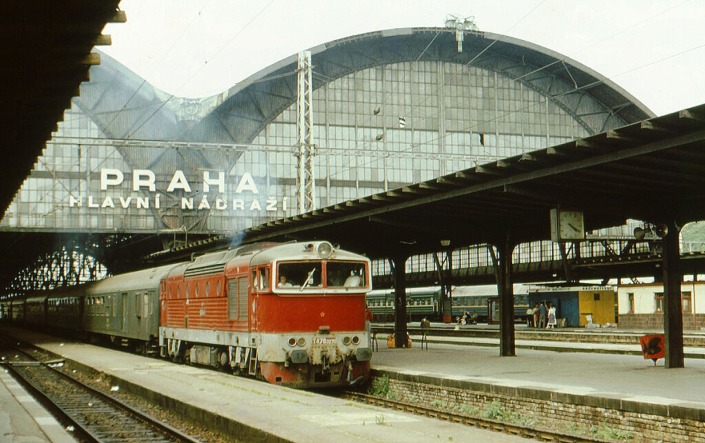 Zadejte cestu a platformu Praha hlavní nádraží