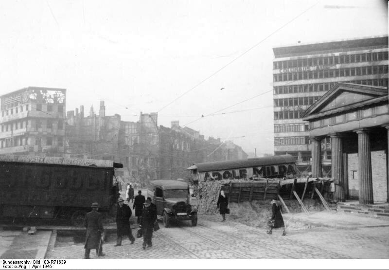Barrikaden am Potsdamer Platz. Berlin.Panzersperre am Potsdamer Platz