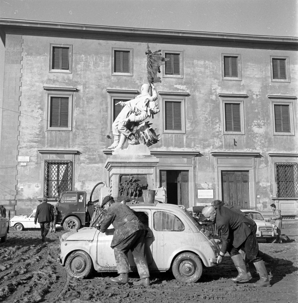 Piazza Mentana dopo lo straripamento del fiume Arno