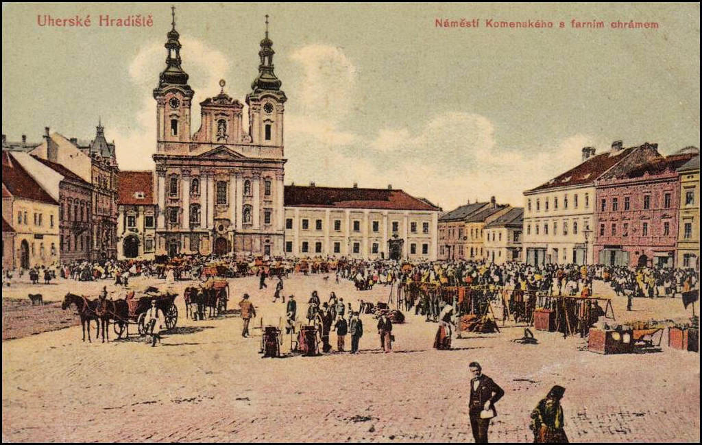 Uherské Hradiště. Komenského náměstí s farním chrámem