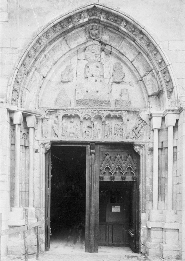 Église abbatiale Saint-Taurin. portail sud
