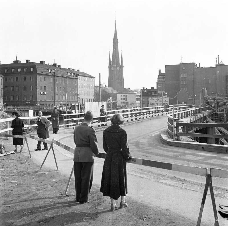 Mäster Samuelsgatan går på provisorisk bro, över tunnelbanebygget