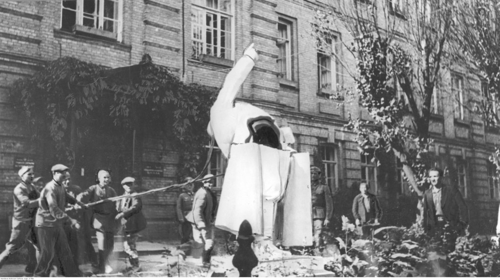 Демонтаж памятника В.И. Ленину во время оккупации Гродно