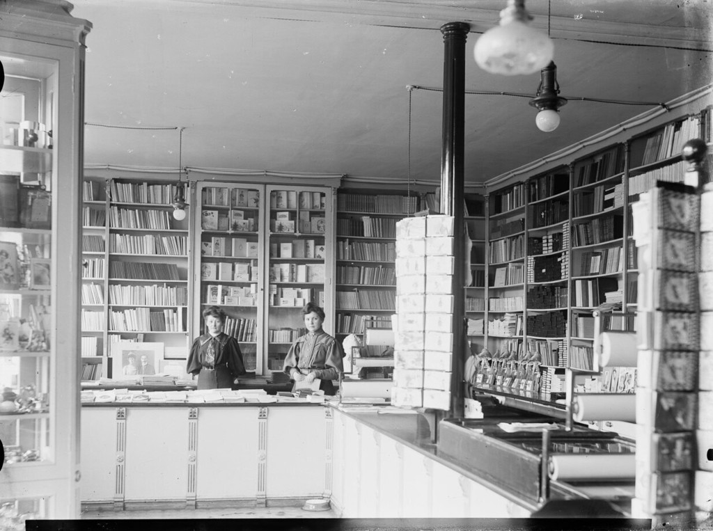 Interiør fra Høegh sin bokhandel, Tromsø