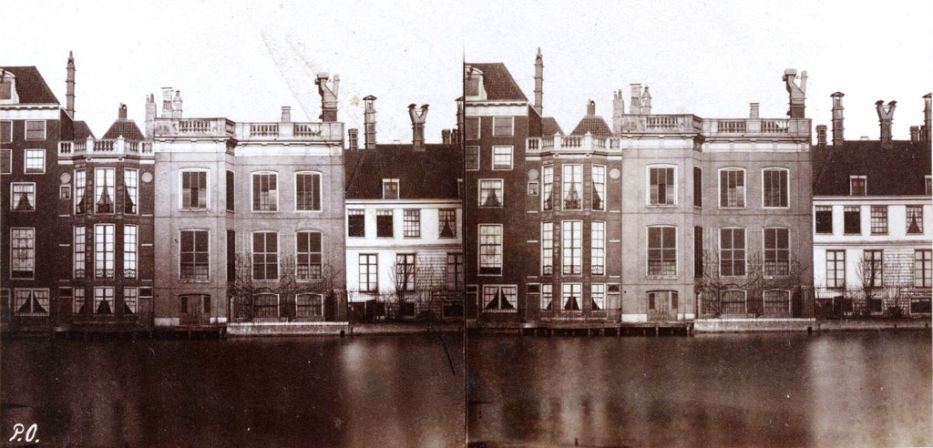 Amstel gezien naar de achterkant van de huizen in de Nieuwe Doelenstraat 6, 8-12, 14 (v.l.n.r.)