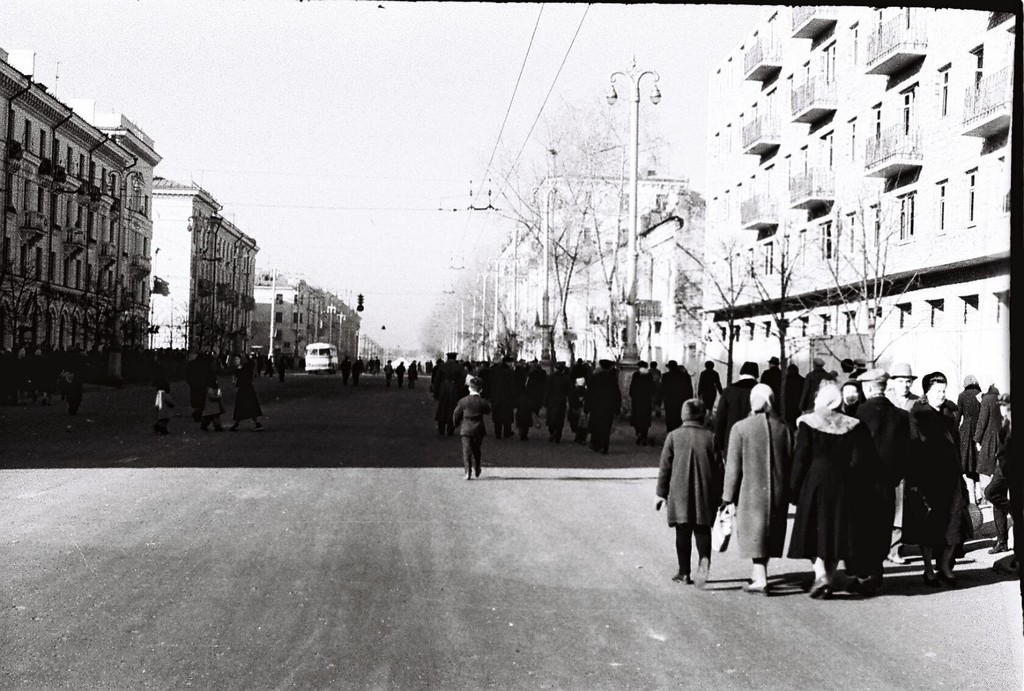 Первомайская демонстрация на проспекте Ленина